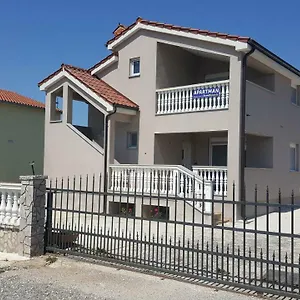 https://apartment-rose-pula-52100.in-istria.net